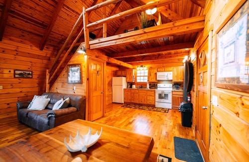 New Plymouth Cabin | Birch Cabin | Hocking Hills, Cozy Escape, Hot Tub