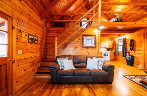 New Plymouth Cabin | Birch Cabin | Hocking Hills, Cozy Escape, Hot Tub