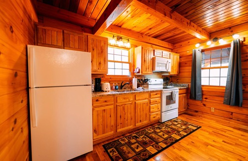 New Plymouth Cabin | Birch Cabin | Hocking Hills, Cozy Escape, Hot Tub
