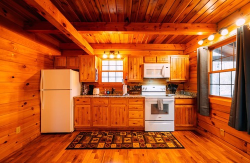 New Plymouth Cabin | Birch Cabin | Hocking Hills, Cozy Escape, Hot Tub