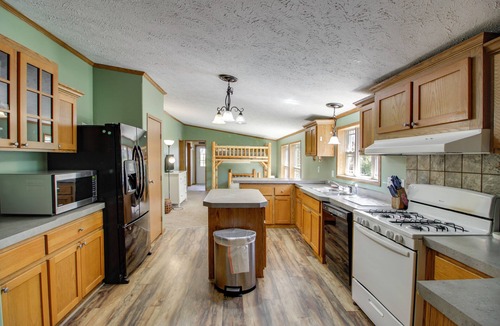 Puposky Cabin | Birch Haven Resort Cabin w/Deck: Boating On-Site