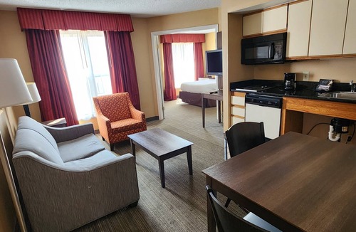 Warren Apartment | Birch Hill Suites Detroit
