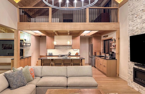 Zoe Cabin | Blackberry Bluff: New Luxury Cabin w/Hot Tub, Game Room, Cliff Views, Sleeps 16