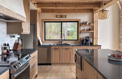 Zoe Cabin | Blackberry Bluff: New Luxury Cabin w/Hot Tub, Game Room, Cliff Views, Sleeps 16