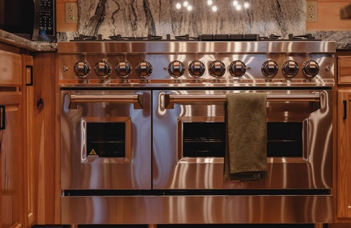 Logan Cabin | Blackburn Chalet! Pickelball Ct~Pool~Hot Tub~Sauna~Cold Plunge~Pet Friendly!