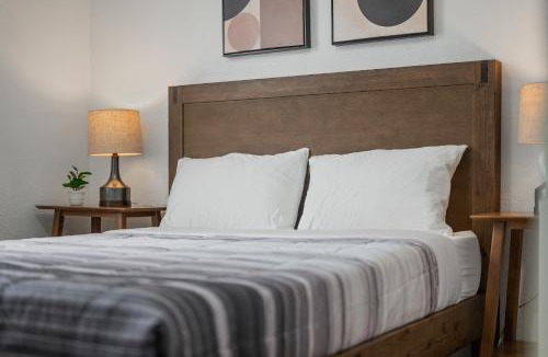 Pittsburgh House | Bloomfield Pittsburgh F Stylish Cozy Private Bedroom, Shared Bathroom, with Free Parking