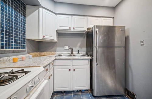 Cuyahoga County House | Blue Bayou 3 bedroom 2 bath in South Cleveland king bed up to 8 guests