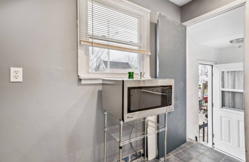 Cuyahoga County House | Blue Bayou 3 bedroom 2 bath in South Cleveland king bed up to 8 guests