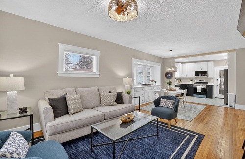 Lansing House | Blue Breeze Bungalow 2 BD Near Downtown & E.L.
