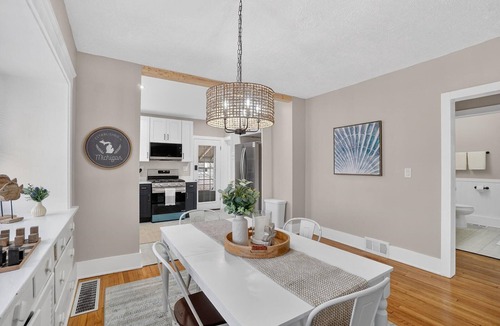 Lansing House | Blue Breeze Bungalow 2 BD Near Downtown & E.L.