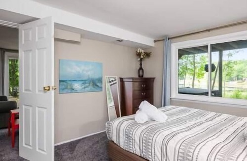 Mayfield House | Blue Gill Lakehouse // Spacious! 5 Bedrooms, Hot Tub, Natural Waterfront