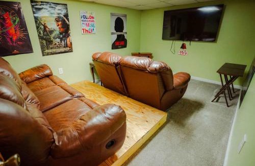 Logan House | Blue Heron Cottage with Game Room, Deck, Hot Tub