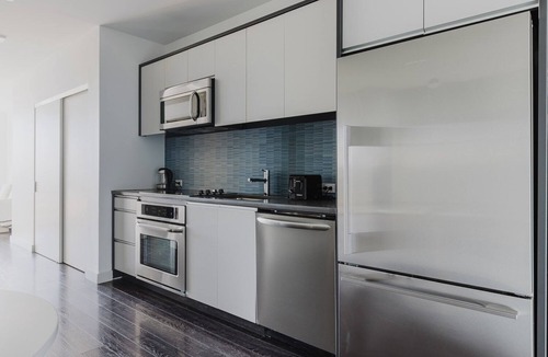 Central-Maverick Square - Paris Street Apartment | Blueground | East Boston, art & pool, nr park