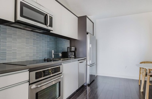 Central-Maverick Square - Paris Street Apartment | Blueground | East Boston, art & pool, nr park