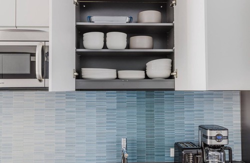 Central-Maverick Square - Paris Street Apartment | Blueground | East Boston, art & pool, nr park