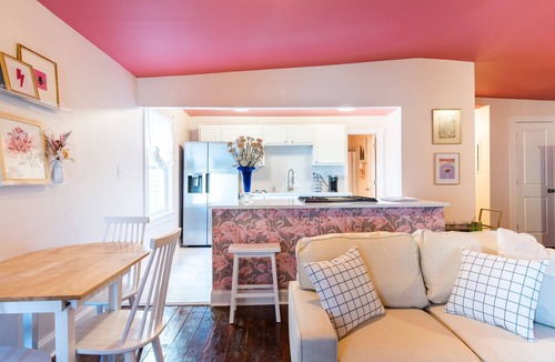 Schnitzelburg Apartment | Blush And Bashful Germantown Two Bedroom Apartment *FREE PARKING*