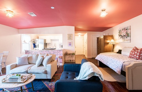 Schnitzelburg Apartment | Blush And Bashful Germantown Two Bedroom Apartment *FREE PARKING*