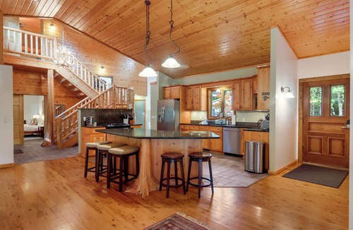 Mayfield House | Boardman Monarch - Upscale Riverfront Lodge with Hot Tub and Fireplace!