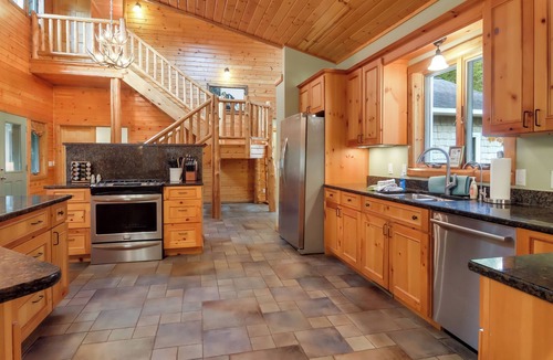 Mayfield House | Boardman Monarch - Upscale Riverfront Lodge with Hot Tub and Fireplace!