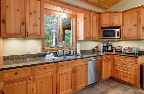 Mayfield House | Boardman Monarch - Upscale Riverfront Lodge with Hot Tub and Fireplace!