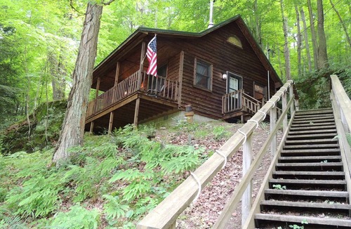 Logan Cabin | Boch Hollow Cabin surrounded by Hocking Hills Nature Preserve