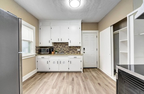 Cleveland Apartment | Bohemian Retreat ~ 15 min to Downtown~ 8 min to Cleveland Clinic