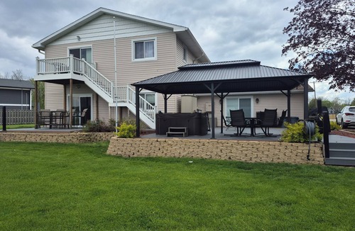 Roberts Landing House | "Bonfire's , Hot tub and Freighters "