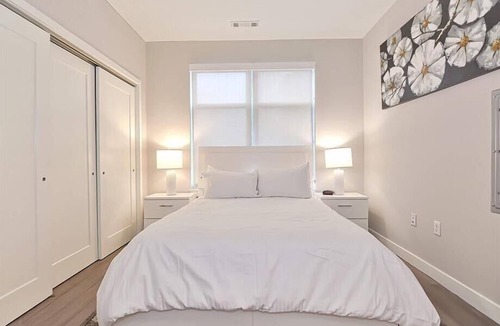Central-Maverick Square - Paris Street Hotel | Boston Pier 1 BR | Close to Airport | Workspaces