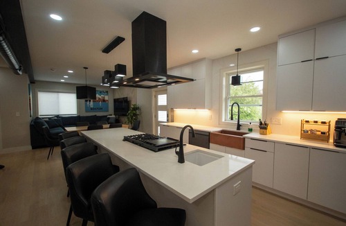 Medford House | Boston Themed Luxury Stay W Jacuzzi