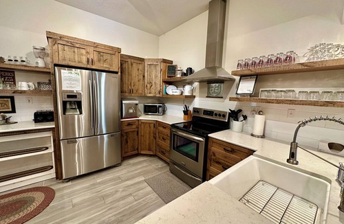 Central Lake House | Boulder Ridge: Sleep 17+! Event Barns. Pickleball. 80 Acres. 1/2 mile to Torch