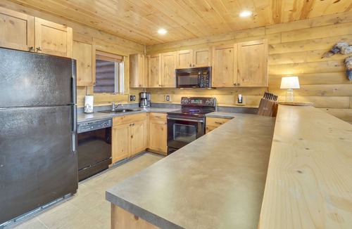 Boyne Falls Cabin | Boyne Mountain Cabin w/ garage close to golf, ski in/out clean, cozy & stylish!