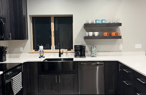 Bellaire House | Brand New 3-bedroom home with WiFi, AC ,on Schuss Mountain GC -Hole#2