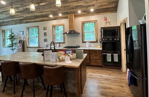 Walker House | Brand New Large Family Lodge!