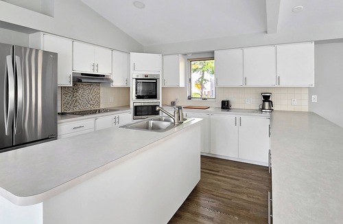 Wellfleet House | BRAND NEW LISTING! Indian Neck 3BD-A/C, Big Deck, Outdoor Shower, Less than a Mile to Burton Baker Beach
