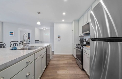 Lexington House | Brand New Modern 3bd 2bth 5 homes from beach!