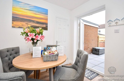 Amble House | BRAND NEW refurbished 2 bedroom LUXURY cottage 300 yards from Beach