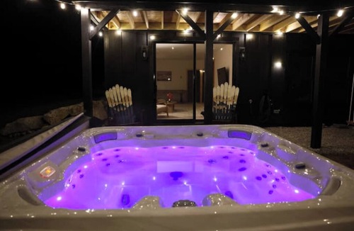 Sunday River Area Ski Chalet | Brand New. Views! Hot Tub. Sleeps 14. Kid Friendly