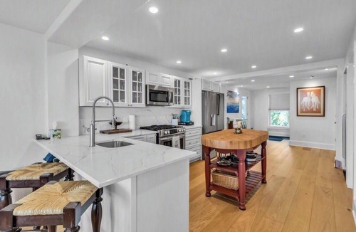 Derby House | Breathtaking Lake View’s a top the highest point of Lake Erie.