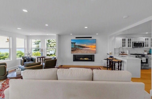 Derby House | Breathtaking Lake View’s a top the highest point of Lake Erie.
