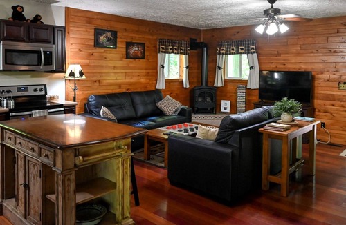 Laurelville Cabin | Breathtaking Secluded Wooden Cabin in Laurelville, Ohio