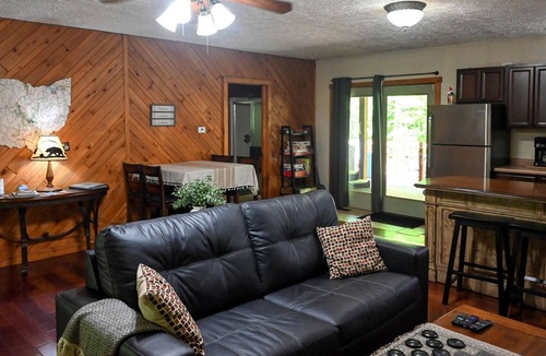 Laurelville Cabin | Breathtaking Secluded Wooden Cabin in Laurelville, Ohio