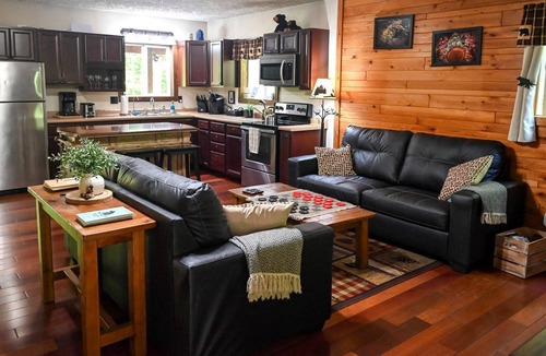 Laurelville Cabin | Breathtaking Secluded Wooden Cabin in Laurelville, Ohio