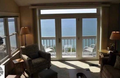 Glen Arbor House | Breathtaking Views of Lake Michigan. Near Sleeping Bear Dunes