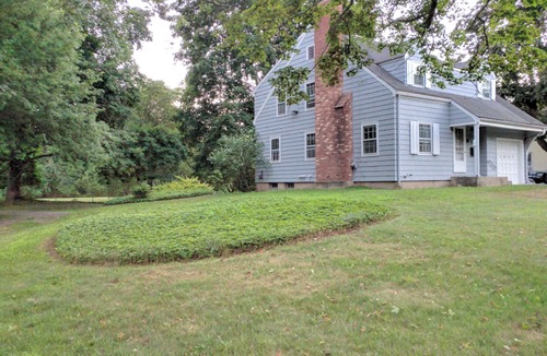 Unionville House | Bright 4 Bedroom/2 Bath Home on the Farmington River!