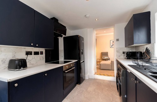 Gateshead House | Bright 4-Bedroom Maisonette Family & Work Stays