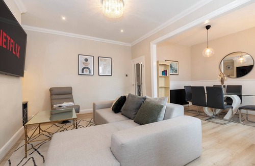 Gateshead House | Bright 4-Bedroom Maisonette Family & Work Stays
