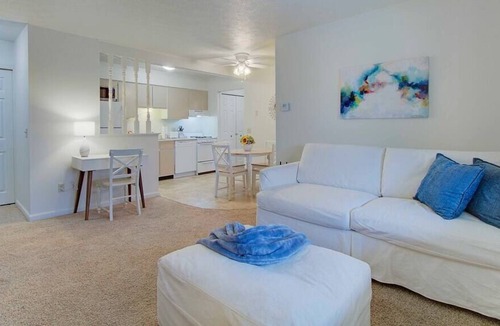 North Canton Apartment | Bright & Airy 1BR near Hall of Fame/Hwy/Airport