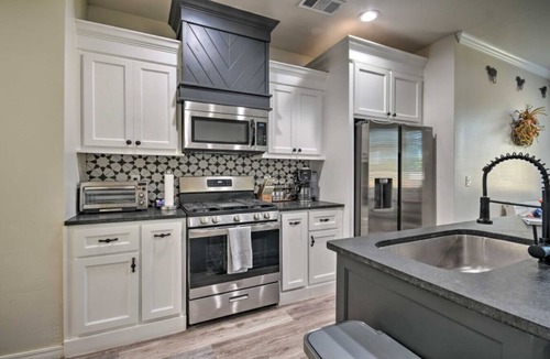 Amarillo House | Bright Amarillo Townhome with Yard and Garage