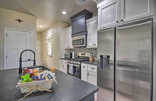 Amarillo House | Bright Amarillo Townhome with Yard and Garage