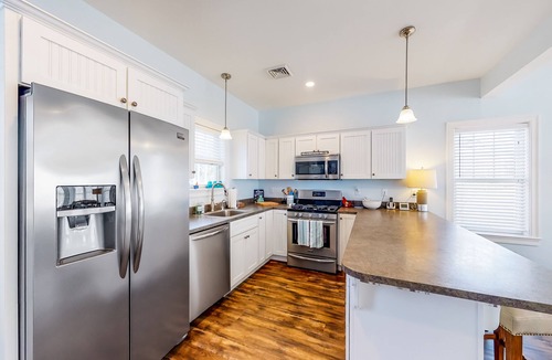 Arundel House | Bright and comfortable 2-level home near the beach w/shared pool, WiFi